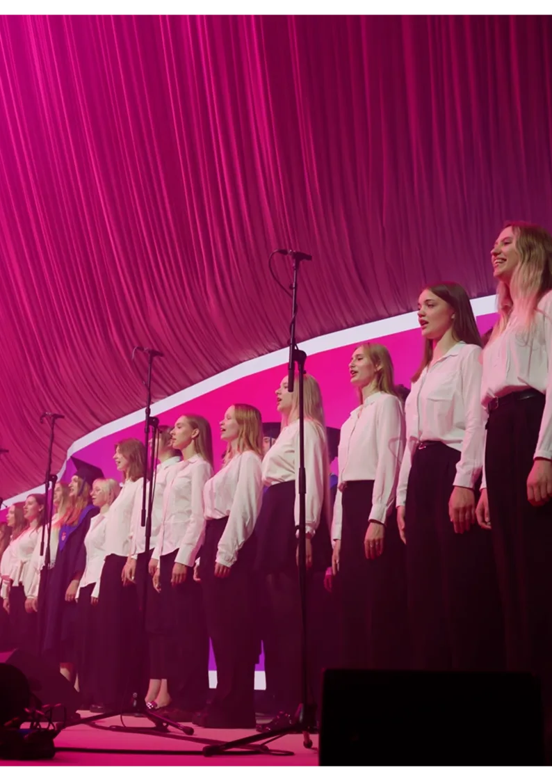 jaunystės ir nemuno ansamblio choristai dainuoja „Gaudeamus Igitur“